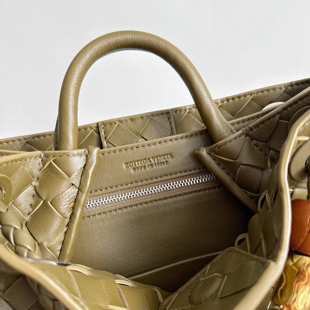 The new Andiamo batch of 3060 BV is shipped‼ ️The classic intercciato weaving process is used to create a soft bag, the metal knot is made of micro-cast aluminum using jewelry technology🪢, and the decorative beads are made of metal and hand-polished oak, allowing you to jump repeatedly between elegance and fun💃, making it unpredictable. Classic and versatile, it shows off your temperament, and the bag has a large capacity, making it very convenient for daily commuting! It has a variety of carrying methods, the shoulder straps can be adjusted by yourself, the original lambskin feels soft and delicate, and the unisex style breaks gender boundaries and brings a more practical and long-lasting use experience. The Andiamo, which has both elegant and casual styles, perfectly interprets the "fashionable old money style". Style number: 743568+wood hardware Color: earthy brown silver buckle Size: 25*22*10.5cm